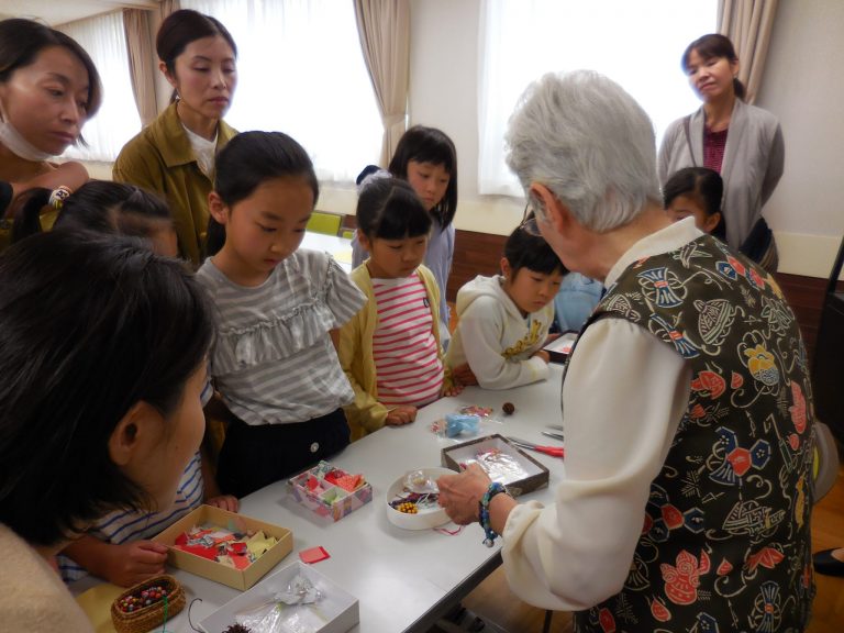 【小学生向け】木の実のストラップ作り