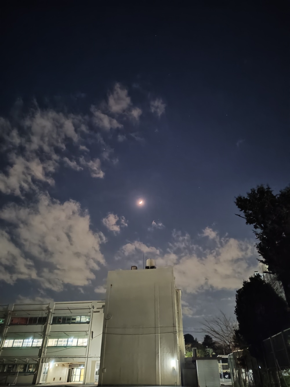 12月7日（土）中学校の校庭から見た月
