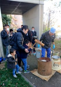 パパと一緒にお餅つき